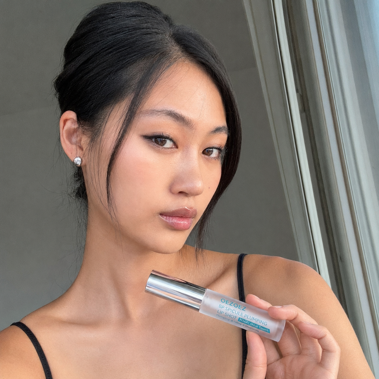 Cliente présentant le gloss repulpant