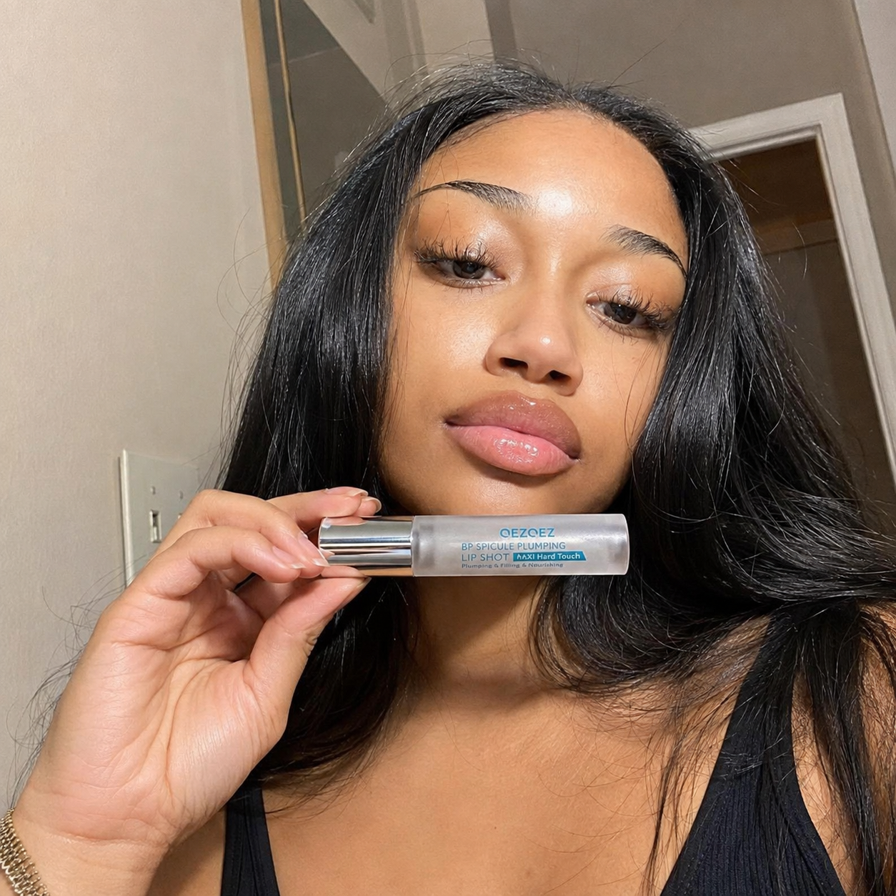 Cliente présentant le gloss repulpant